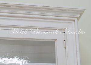 Libreria in legno massello con finitura colore bianco anticato e ante con vetro